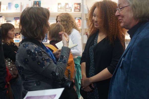 Miranda J. Fox im Gespräch mit einem Fan
