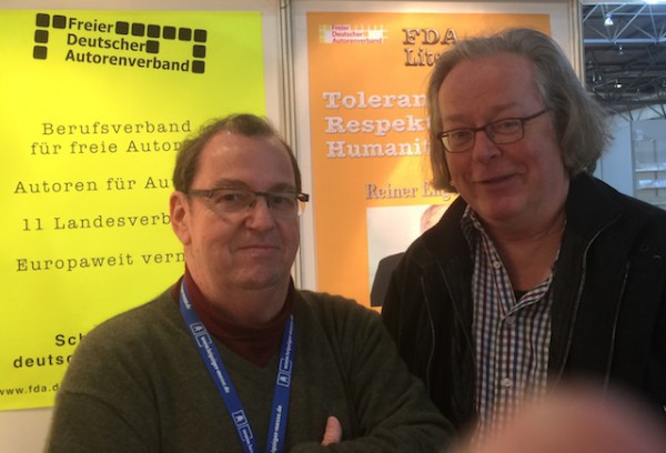 Gedankenaustausch schon beim Aufbau des Messestandes mit Uwe Kullnick, Vorsitzender des Freien Deutschen Autorenverbandes FDA