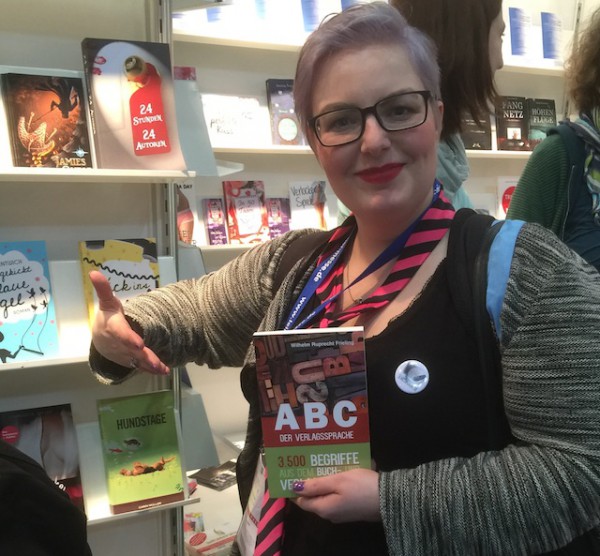 Illustratorin Cassy Krammer ist stolz auf das erste von ihr gestaltete Sachbuch-Cover »ABC der Verlagssprache«